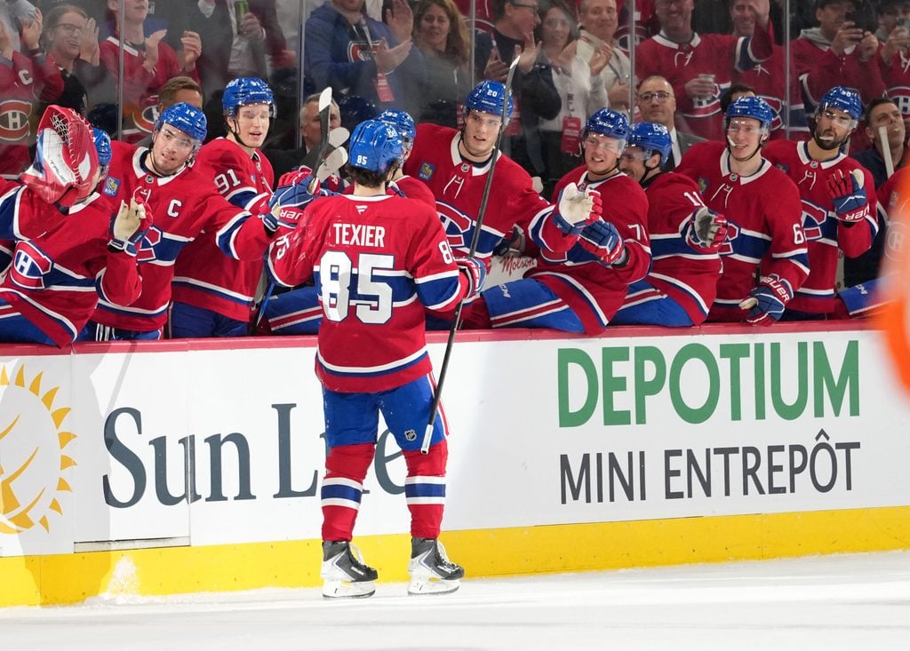 Dec 16, 2025; Montreal, Quebec, CAN; Montreal Canadians forward Alexandre Texier (85) celebrates with teammates after scoring a goal against the Philadelphia Flyers during the first period at the Bell Centre. Mandatory Credit: Eric Bolte-Imagn Images