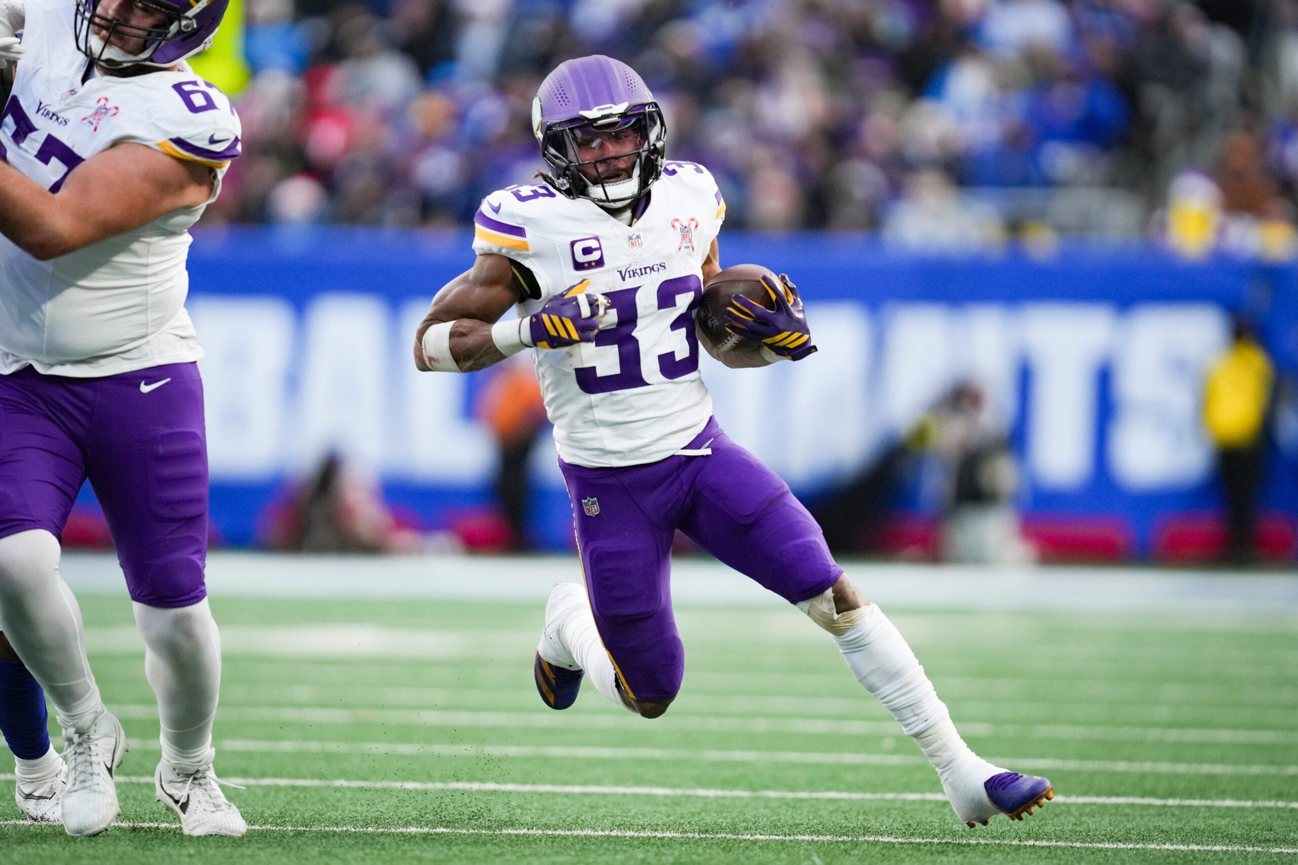 Minnesota Vikings running back Aaron Jones Sr. (33) runs the ball during a game against the New York Giants at MetLife Stadium, Dec 21, 2025, East Rutherford, NJ, USA