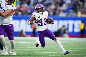 Minnesota Vikings running back Aaron Jones Sr. (33) runs the ball during a game against the New York Giants at MetLife Stadium, Dec 21, 2025, East Rutherford, NJ, USA