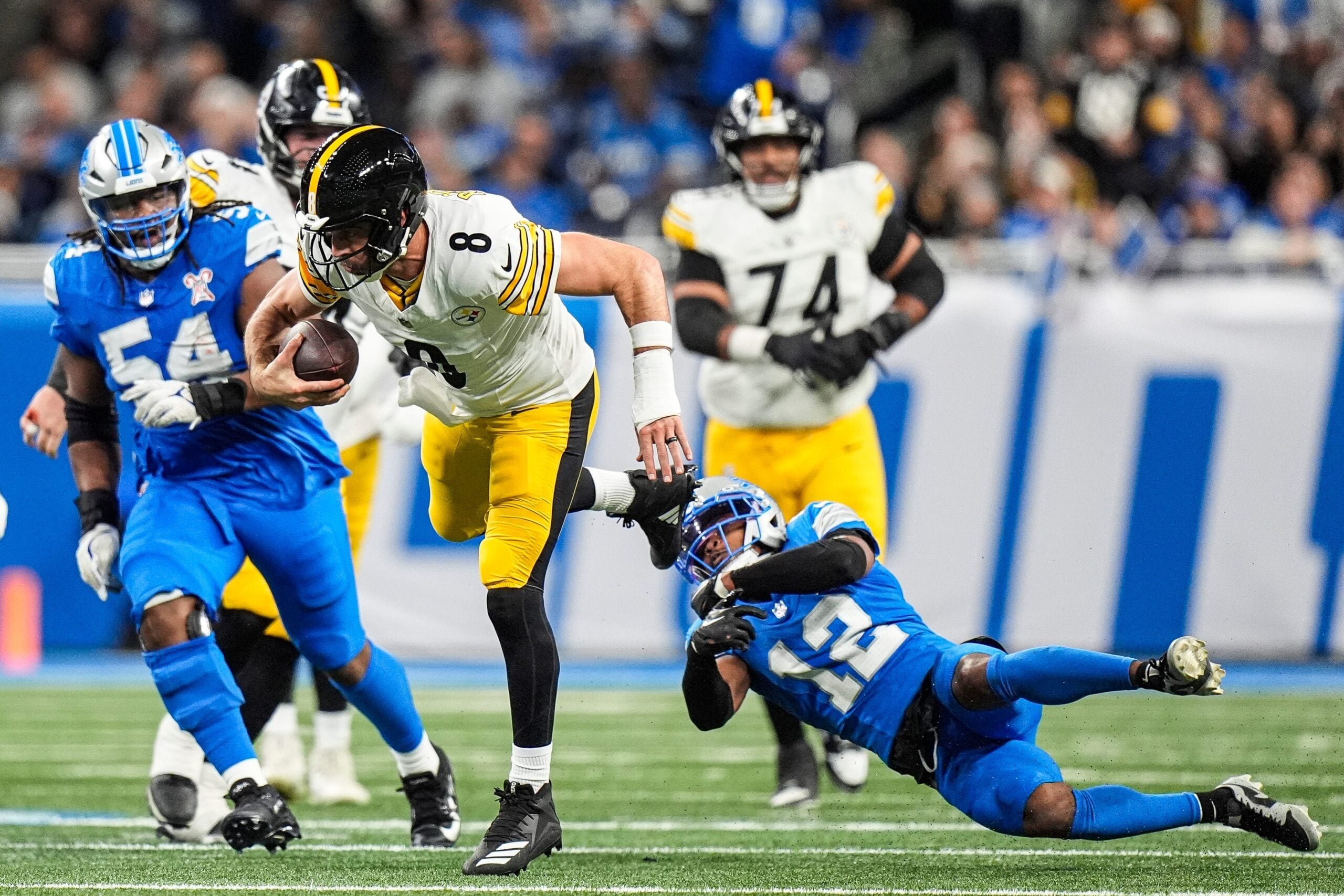 Pittsburgh Steelers quarterback Aaron Rodgers (8) runs against Detroit Lions safety Thomas Harper (12) during the second half at Ford Field in Detroit on Sunday, Dec. 21, 2025.