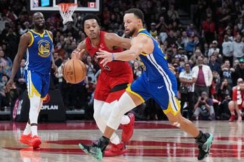 Dec 28, 2025; Toronto, Ontario, CAN; Golden State Warriors guard Stephen Curry (30) battles for the ball with Toronto Raptors forward Scottie Barnes (4) during the fourth quarter at Scotiabank Arena. Mandatory Credit: Nick Turchiaro-Imagn Images