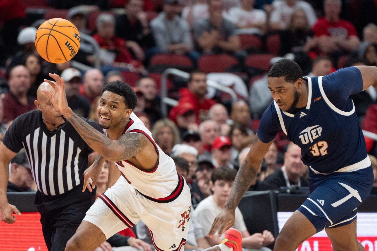 Louisville Cardinals forward James Scott (0) races for the loose ball against UTEP Miners forward Derick Hamilton (32) during their game on Wednesday, Dec. 11, 2024 at the KFC Yum! Center in Louisville, Ky.
