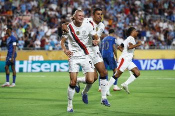 [Subscription Customers Only] Jun 30, 2025; Orlando, Florida, USA; Manchester City forward Erling Haaland (9) celebrates scoring their second goal with midfielder Rodri (16) during a round of 16 match of the 2025 FIFA Club World Cup at Camping World Stadium. Mandatory Credit: Lee Smith-Reuters via Imagn Images