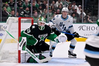 Nov 28, 2025; Dallas, Texas, USA; Dallas Stars goaltender Jake Oettinger (29) and Utah Mammoth center Logan Cooley (92) look for the puck during the third period at the American Airlines Center. Mandatory Credit: Jerome Miron-Imagn Images