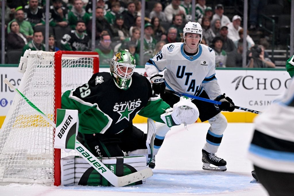 Nov 28, 2025; Dallas, Texas, USA; Dallas Stars goaltender Jake Oettinger (29) and Utah Mammoth center Logan Cooley (92) look for the puck during the third period at the American Airlines Center. Mandatory Credit: Jerome Miron-Imagn Images