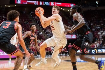 Florida State Seminoles forward Alex Steen (25) makes his way to the hoop to take a shot. The Florida State Seminoles hosted the Georgia Bulldogs at the Tucker Civic Center for a men’s basketball game Tuesday, Dec. 2, 2025.