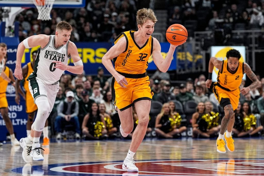 Oakland forward Isaac Garrett (32) dribbles against Michigan State during the first half at Little Caesars Arena in Detroit on Saturday, Dec. 20, 2025.