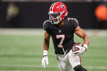 Dec 29, 2025; Atlanta, Georgia, USA; Atlanta Falcons running back Bijan Robinson (7) runs the ball against the Los Angeles Rams in the third quarter at Mercedes-Benz Stadium. Mandatory Credit: Brett Davis-Imagn Images