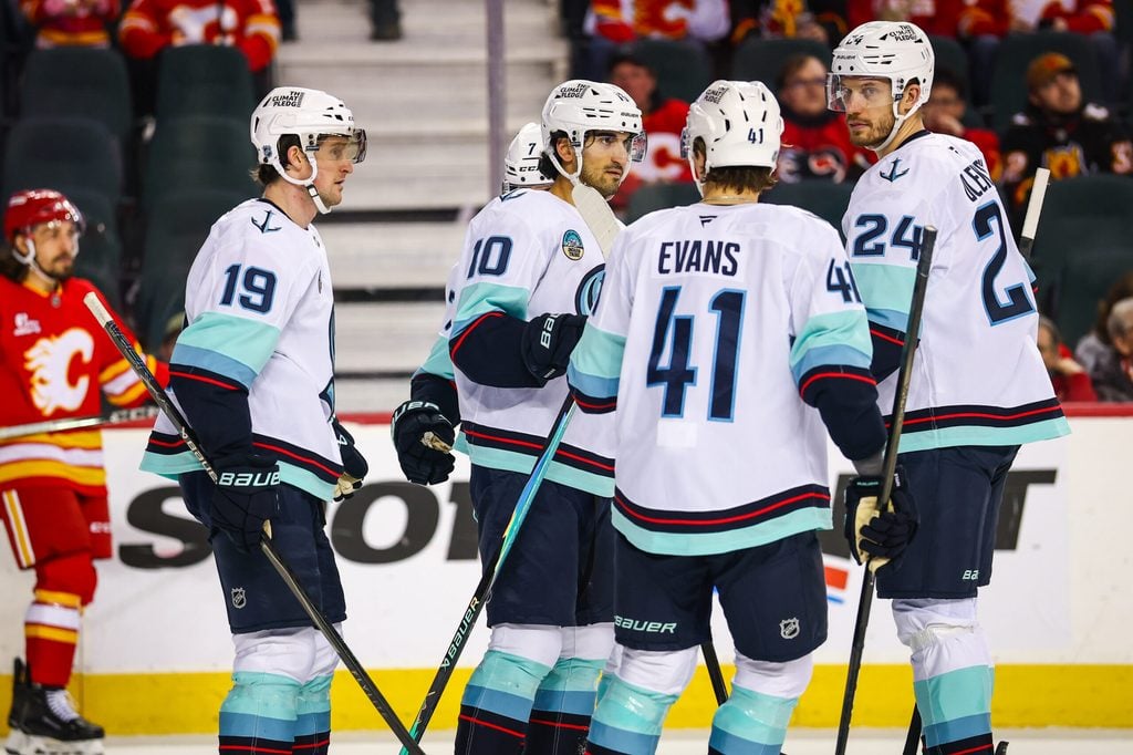 Jan 5, 2026; Calgary, Alberta, CAN; Seattle Kraken center Matty Beniers (10) celebrates his goal with teammates against the Calgary Flames during the third period at Scotiabank Saddledome. Mandatory Credit: Sergei Belski-Imagn Images