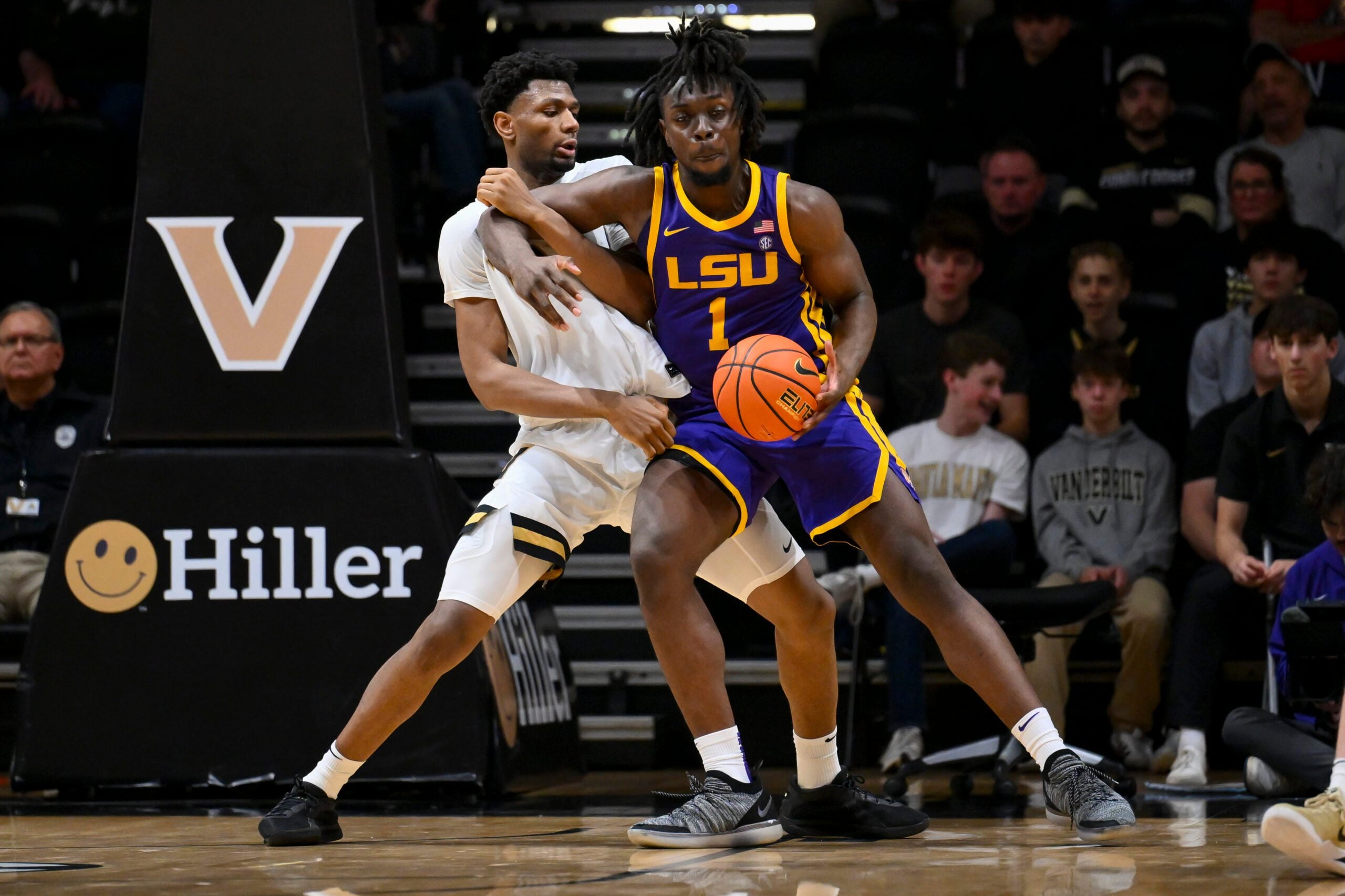 Jan 10, 2026; Nashville, Tennessee, USA; Vanderbilt Commodores forward Jalen Washington (13) and Louisiana State Tigers center Michael Nwoko (1) fight for position during the second half at Memorial Gymnasium. Mandatory Credit: Steve Roberts-Imagn Images