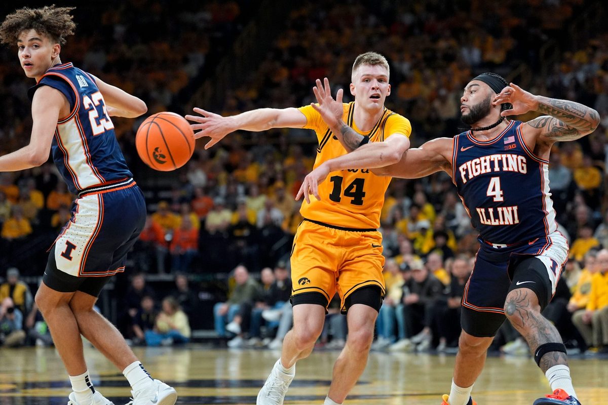 Iowa guard Bennett Stirtz (14) makes a no-look pass against Illinois guard Kylan Boswell (4) Jan. 11, 2026 at Carver-Hawkeye Arena in Iowa City, Iowa.