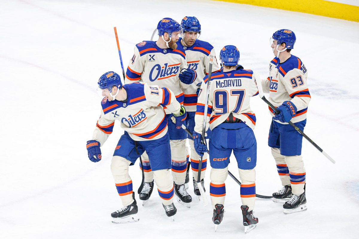 Jan 12, 2026; Chicago, Illinois, USA; Edmonton Oilers left wing Zach Hyman (18) celebrates with teammates after scoring against the Chicago Blackhawks during the first period at United Center. Mandatory Credit: Kamil Krzaczynski-Imagn Images