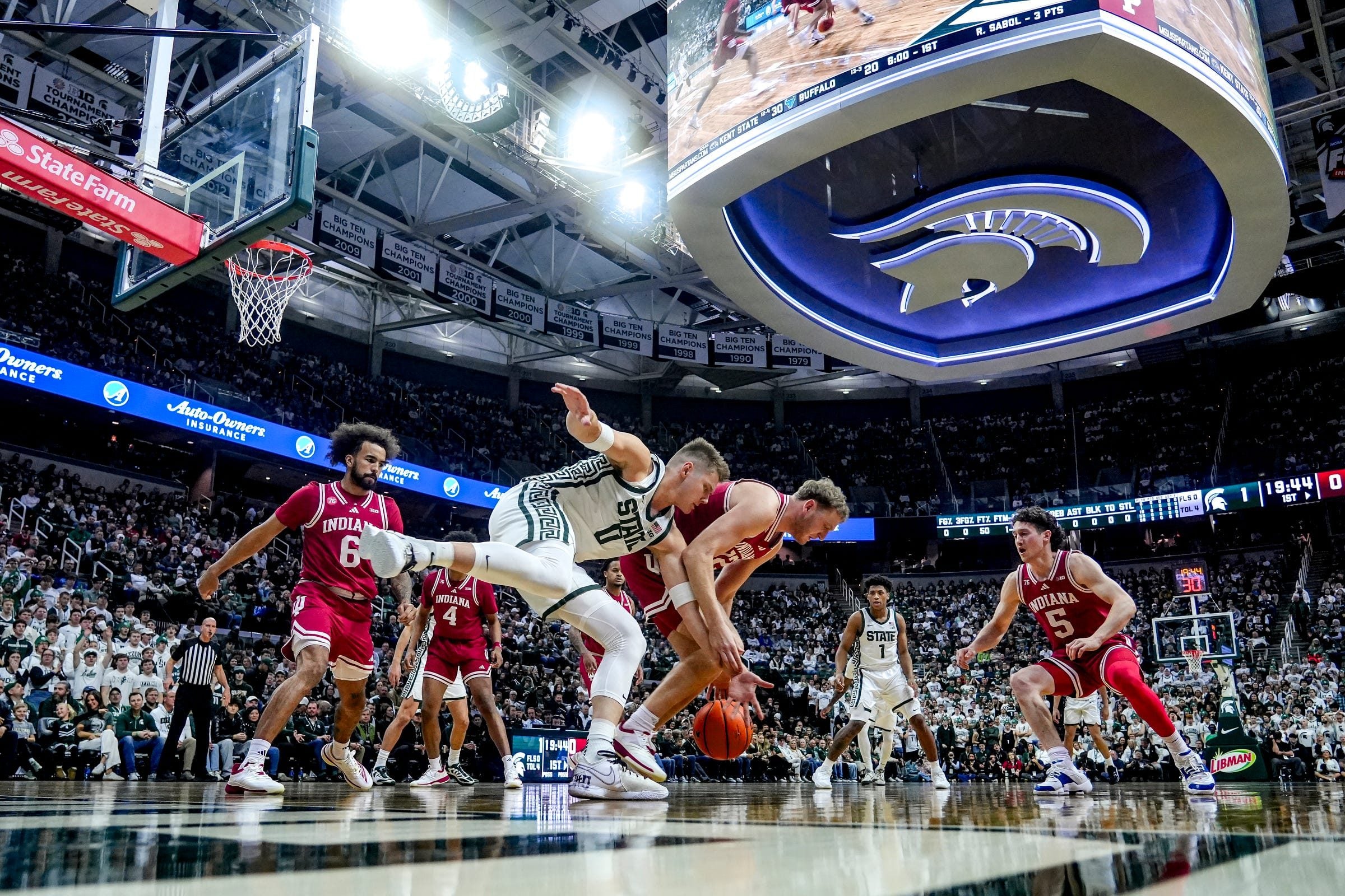 Michigan State's Jaxon Kohler, left, and Indiana's Tucker DeVries go after the ball during the first half on Tuesday, Jan. 13, 2026, at the Breslin Center in East Lansing.