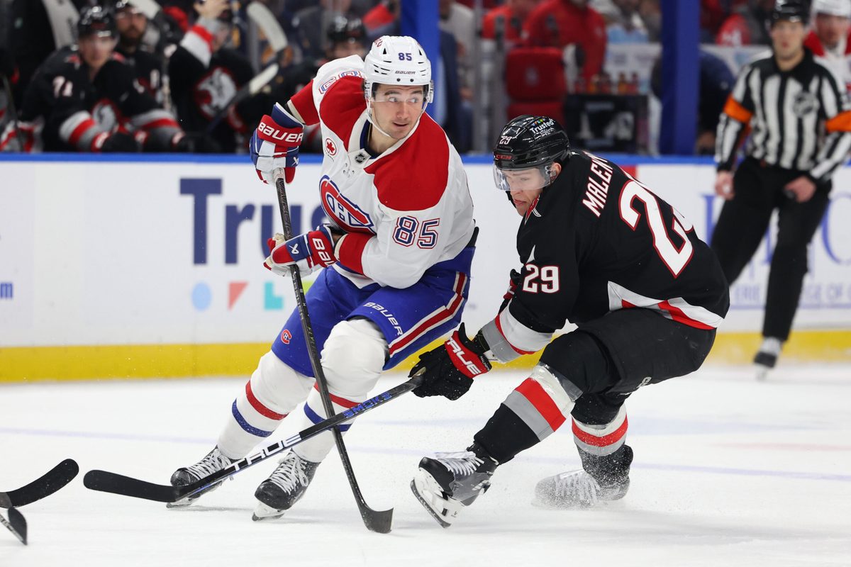 Jan 15, 2026; Buffalo, New York, USA; Montréal Canadiens left wing Alexandre Texier (85) makes a pass as Buffalo Sabres left wing Beck Malenstyn (29) defends during the first period at KeyBank Center. Mandatory Credit: Timothy T. Ludwig-Imagn Images