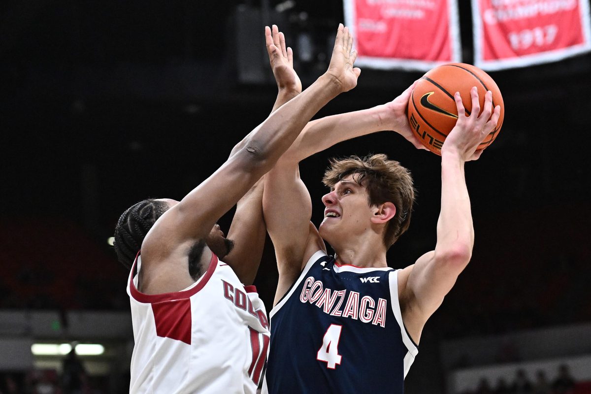 Jan 15, 2026; Pullman, Washington, USA; Gonzaga Bulldogs guard Davis Fogle (4) shoots the ball against Washington State Cougars guard Jerone Morton (11) in the second half at Friel Court at Beasley Coliseum. Gonzaga Bulldogs won 86-65. Mandatory Credit: James Snook-Imagn Images