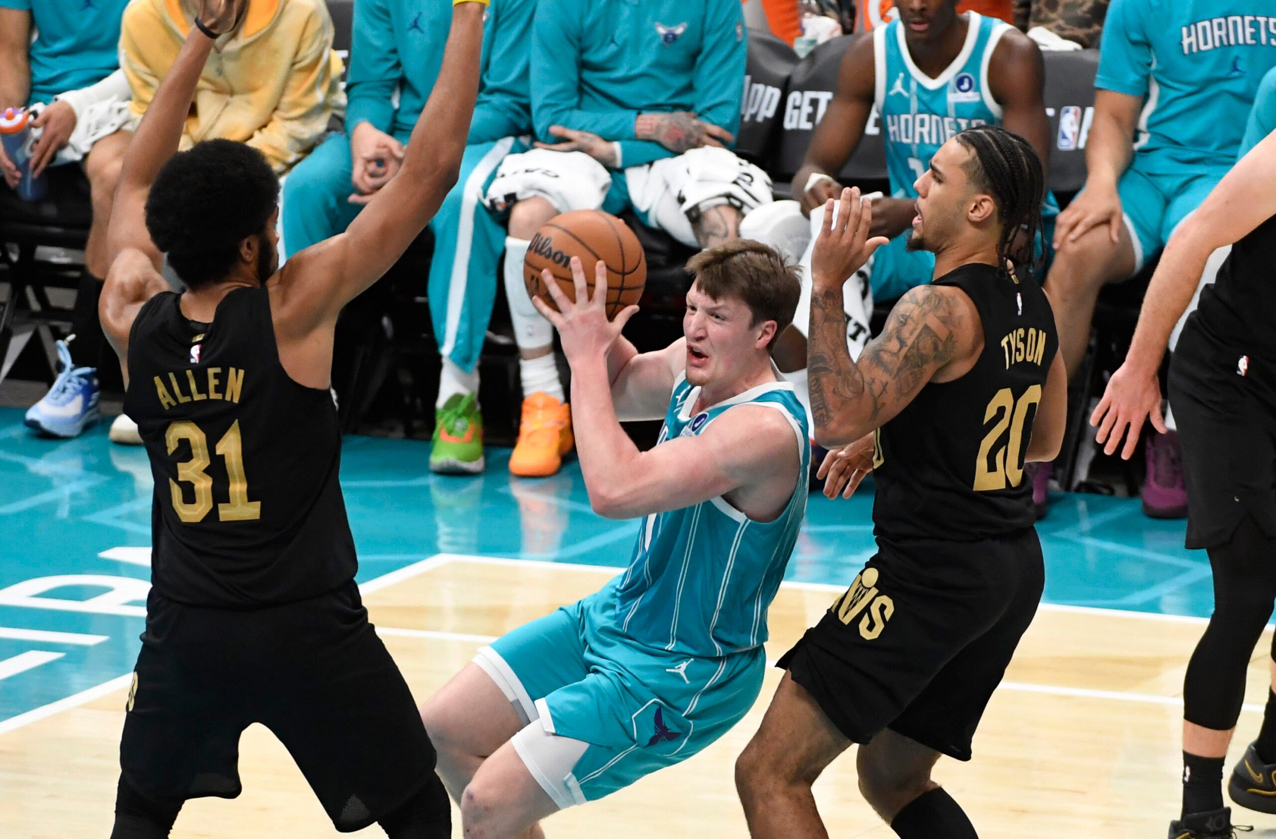 Jan 21, 2026; Charlotte, North Carolina, USA;  Charlotte Hornets forward Kon Knueppel (7) looks to shoot past the defense of Cleveland Cavaliers center Jarrett Allen (31) and guard Jaylon Tyson (20) during the second half at the Spectrum Center. Mandatory Credit: Sam Sharpe-Imagn Images