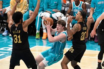 Jan 21, 2026; Charlotte, North Carolina, USA;  Charlotte Hornets forward Kon Knueppel (7) looks to shoot past the defense of Cleveland Cavaliers center Jarrett Allen (31) and guard Jaylon Tyson (20) during the second half at the Spectrum Center. Mandatory Credit: Sam Sharpe-Imagn Images