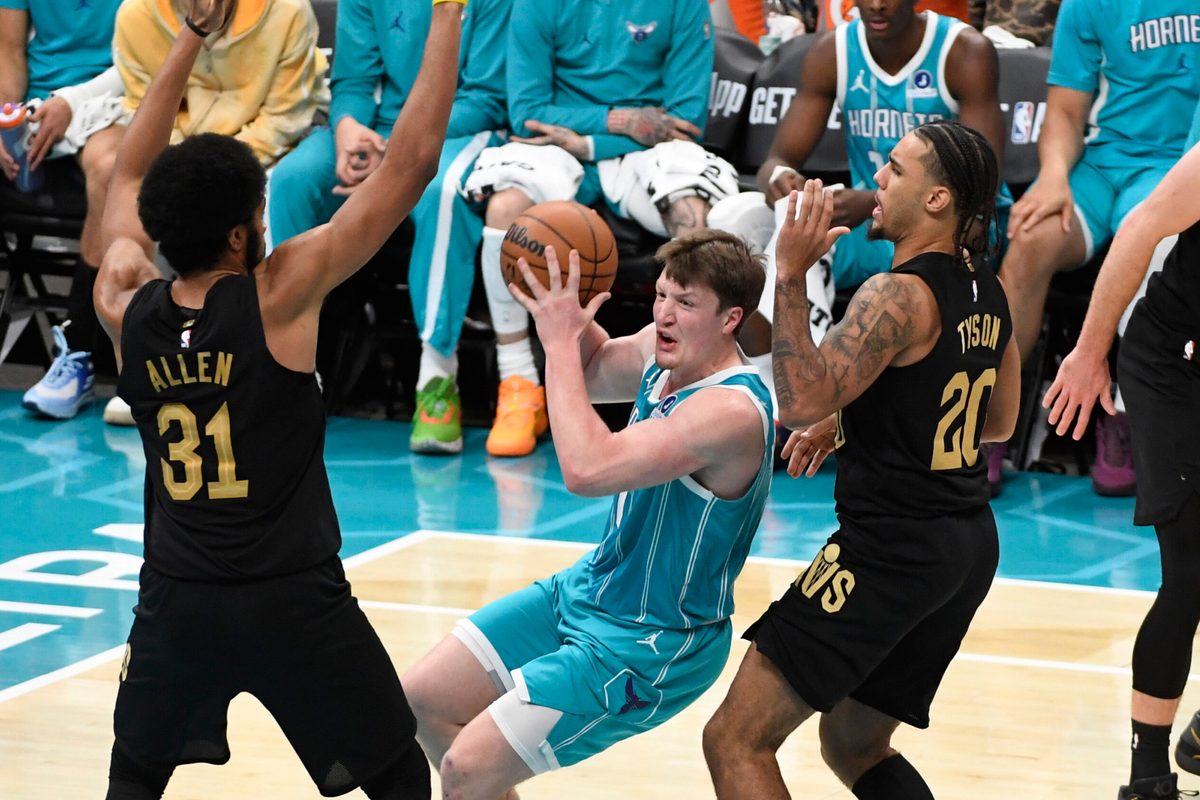 Jan 21, 2026; Charlotte, North Carolina, USA; Charlotte Hornets forward Kon Knueppel (7) looks to shoot past the defense of Cleveland Cavaliers center Jarrett Allen (31) and guard Jaylon Tyson (20) during the second half at the Spectrum Center. Mandatory Credit: Sam Sharpe-Imagn Images