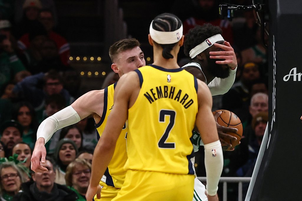 Jan 21, 2026; Boston, Massachusetts, USA; Indiana Pacers forward Micah Potter (11) hits Boston Celtics center Neemias Queta (88) in the face during the second half at TD Garden. Mandatory Credit: Winslow Townson-Imagn Images
