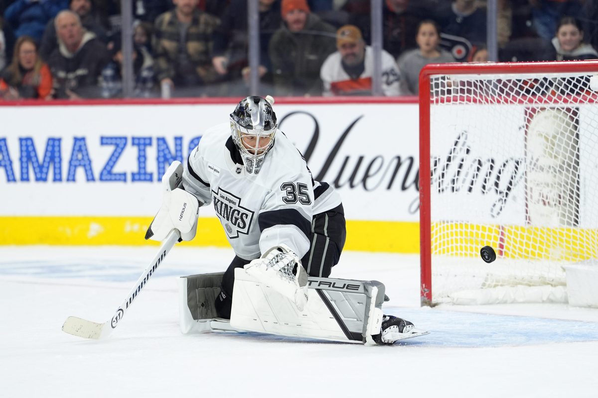 Jan 31, 2026; Philadelphia, Pennsylvania, USA; Los Angeles Kings goaltender Darcy Kuemper (35) defends a shot in overtime against the Philadelphia Flyers at Xfinity Mobile Arena. Mandatory Credit: Kyle Ross-Imagn Images