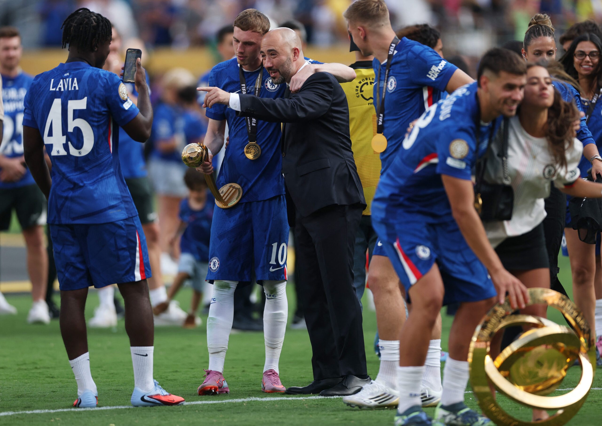 [Subscription Customers Only] Jul 13, 2025; East Rutherford, New Jersey, USA; Chelsea FC midfielder Cole Palmer (10) celebrates with the golden ball trophy after the final of the 2025 FIFA Club World Cup at MetLife Stadium. Mandatory Credit: Lee Smith-Reuters via Imagn Images