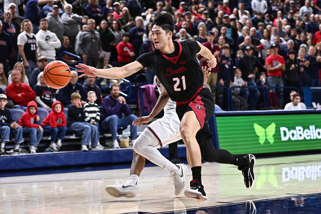 Jan 2, 2026; Spokane, Washington, USA; Seattle U Redhawks forward Junseok Yeo (21) chases down the ball against Gonzaga Bulldogs guard Adam Miller (23) during overtime at McCarthey Athletic Center. Mandatory Credit: James Snook-Imagn Images