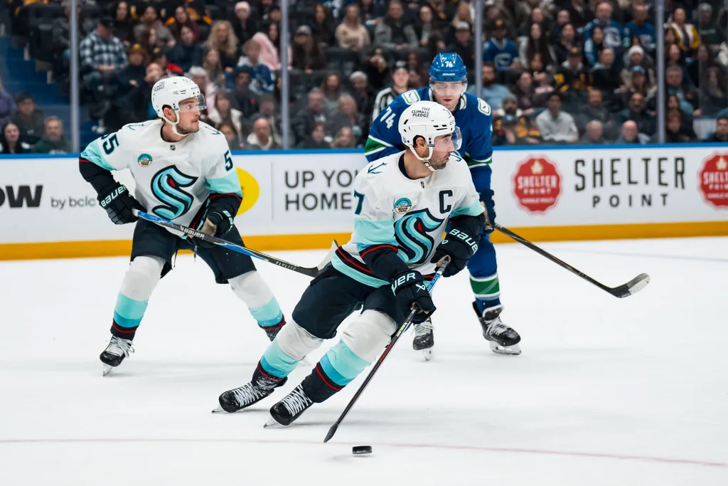 Jan 2, 2026; Vancouver, British Columbia, CAN; Seattle Kraken forward Jordan Eberle (7) handles the puck against the Vancouver Canucks in the second period at Rogers Arena. Mandatory Credit: Bob Frid-Imagn Images
