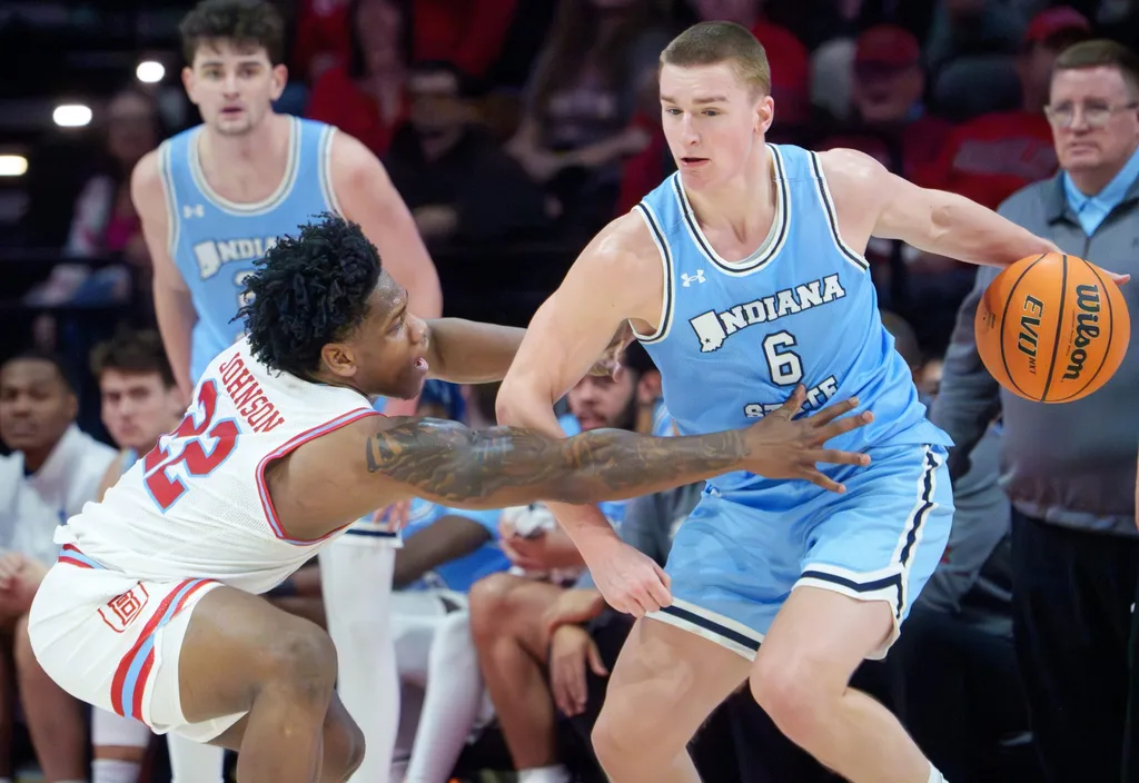 Bradley’s Jaquon Johnson, left, pressures Indiana State’s Jo Van Buggenhout in the second half of their college basketball game Wednesday, Jan. 21, 2026 at Carver Arena. The Braves mounted a last-minute rally to defeat the Sycamores 75-68.