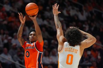 Auburn guard Tahaad Pettiford (0) shoots the ball in front of Tennessee guard Ja'Kobi Gillespie (0) during a NCAA basketball game between the Tennessee Volunteers and Auburn Tigers at Thompson-Boling Arena at Food City Center in Knoxville, Tenn., on Jan. 31, 2026.
