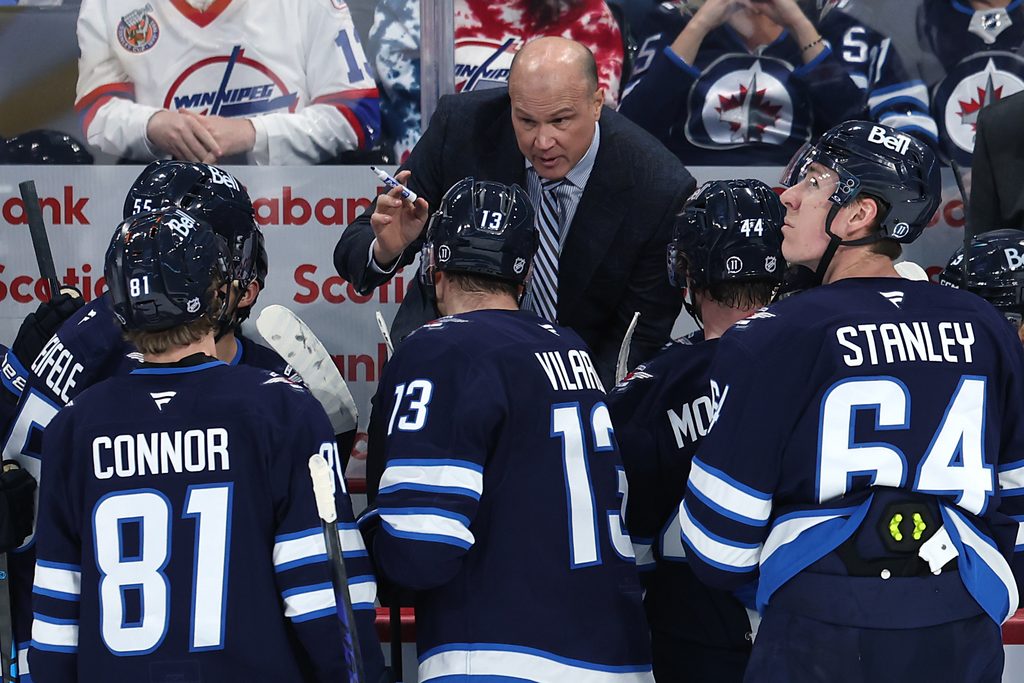 Feb 4, 2026; Winnipeg, Manitoba, CAN; Winnipeg Jets assistant coach Davis Payne talk to players in a time out during a game against the Montreal Canadiens at Canada Life Centre. Mandatory Credit: James Carey Lauder-Imagn Images