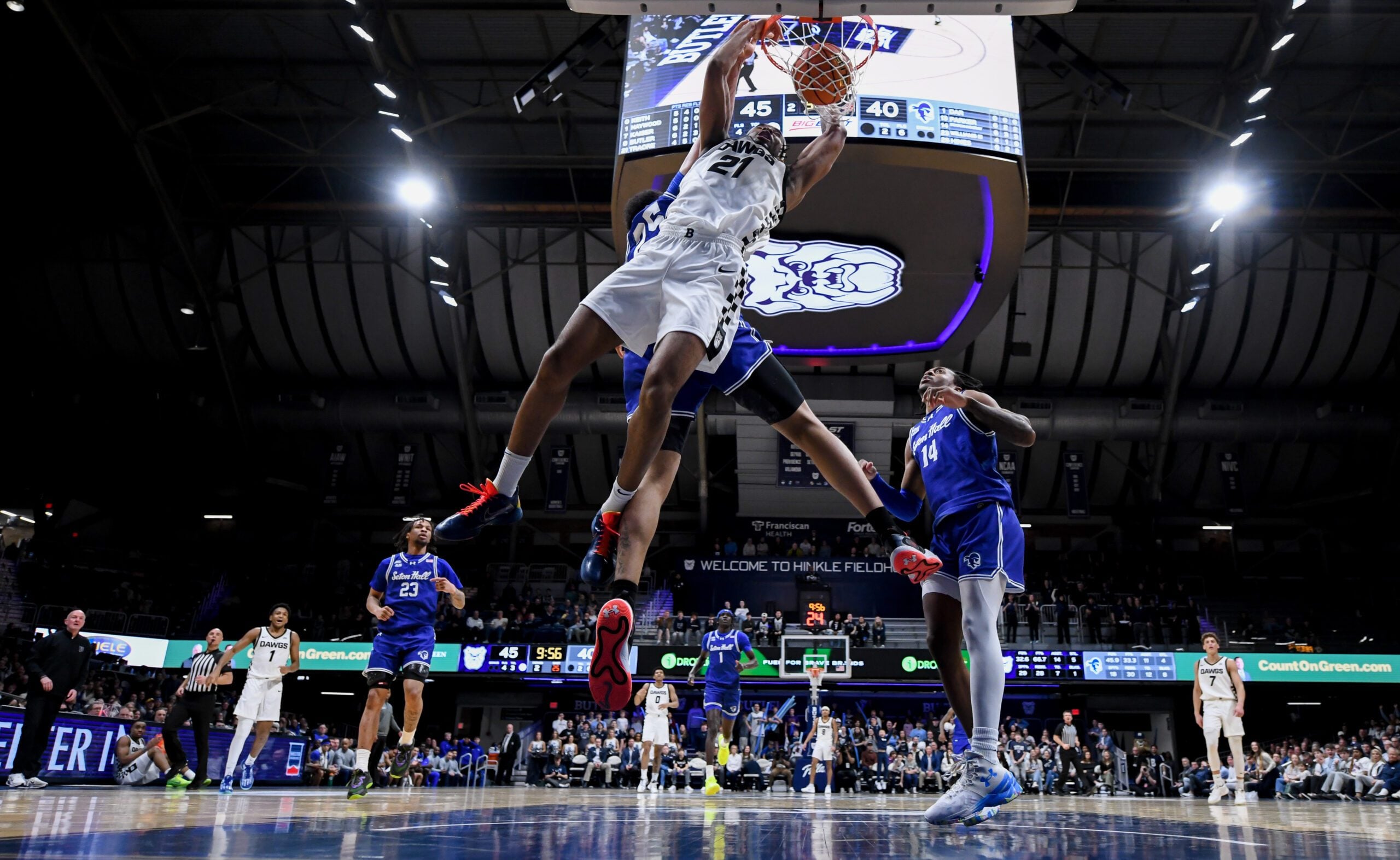 Feb 15, 2026; Indianapolis, Indiana, USA; Butler Bulldogs forward Yohan Traore (21) dunks past Seton Hall Pirates forward Najai Hines (25) during the second half at Hinkle Fieldhouse. Mandatory Credit: Robert Goddin-Imagn Images