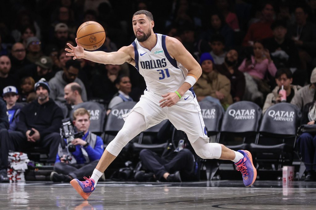 Feb 24, 2026; Brooklyn, New York, USA; Dallas Mavericks guard Klay Thompson (31) chases after a loose ball in the third quarter against the Brooklyn Nets at Barclays Center. Mandatory Credit: Wendell Cruz-Imagn Images