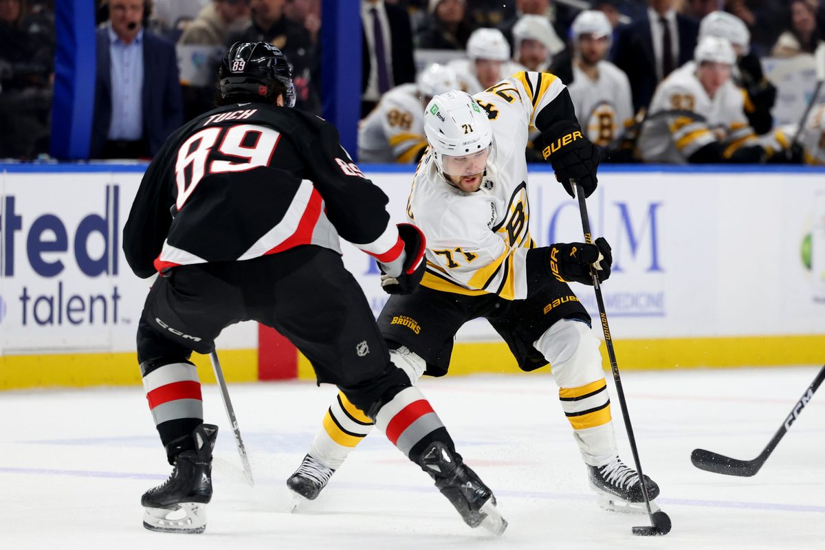 Dec 27, 2025; Buffalo, New York, USA; Boston Bruins left wing Viktor Arvidsson (71) skates with the puck as Buffalo Sabres right wing Alex Tuch (89) defends during the third period at KeyBank Center. Mandatory Credit: Timothy T. Ludwig-Imagn Images