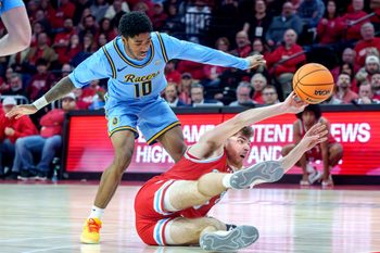Bradley’s Alex Huibregtse passes a recovered ball to a teammate as Murray State’s KJ Tenner defends in the second half of their MVC college basketball game Sunday, March 1, 2026 at Carver Arena in Peoria. The Braves defeated the Racers 87-78.