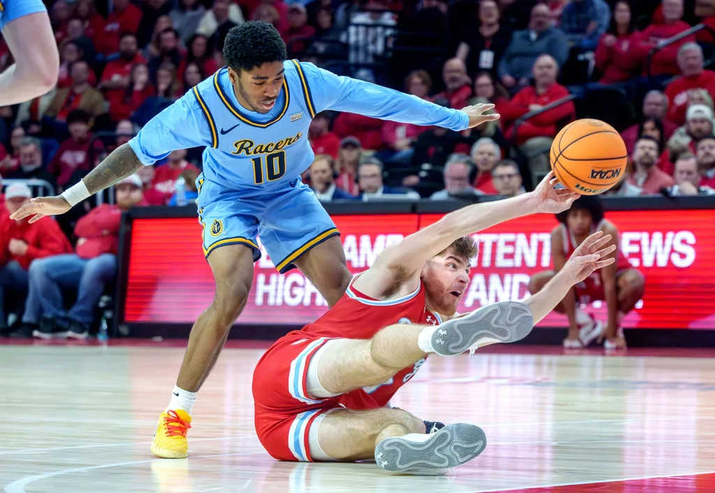 Bradley’s Alex Huibregtse passes a recovered ball to a teammate as Murray State’s KJ Tenner defends in the second half of their MVC college basketball game Sunday, March 1, 2026 at Carver Arena in Peoria. The Braves defeated the Racers 87-78.