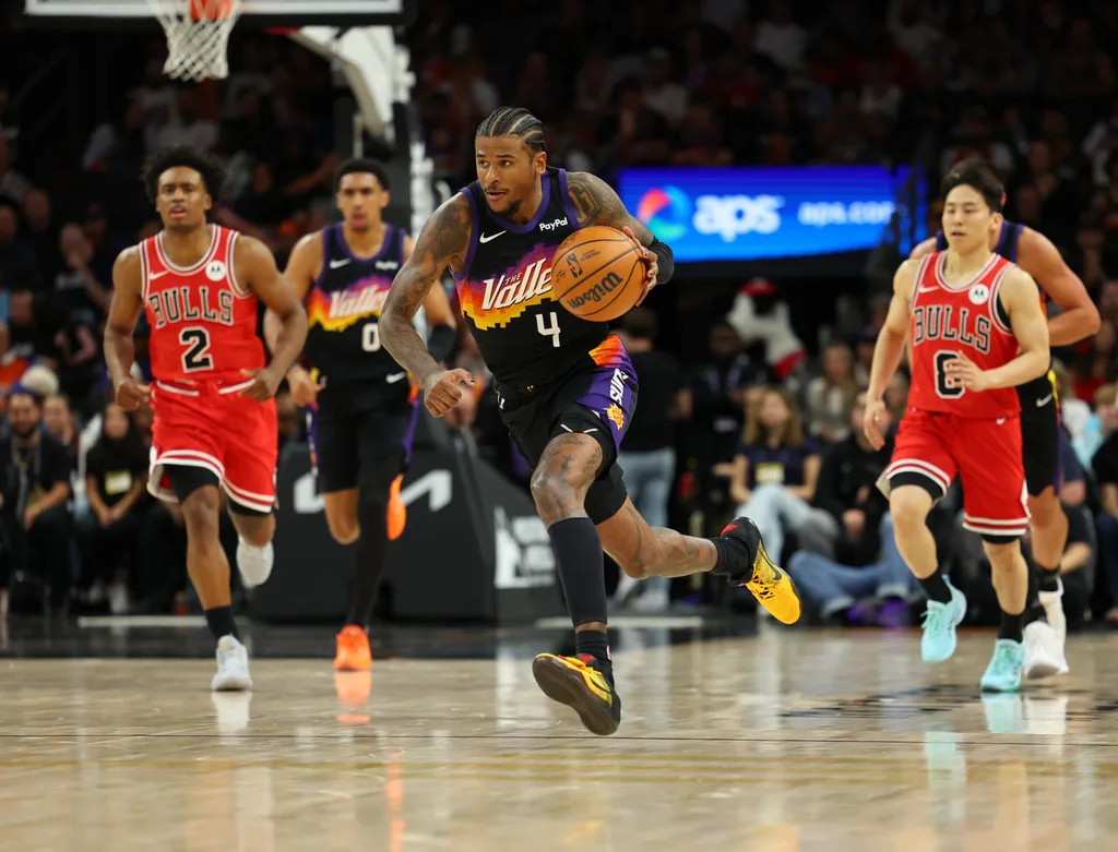 Mar 5, 2026; Phoenix, Arizona, USA; Phoenix Suns guard Jalen Green (4) dribbles down court against the Chicago Bulls in the fourth quarter at Mortgage Matchup Center. Mandatory Credit: Anna Carrington-Imagn Images