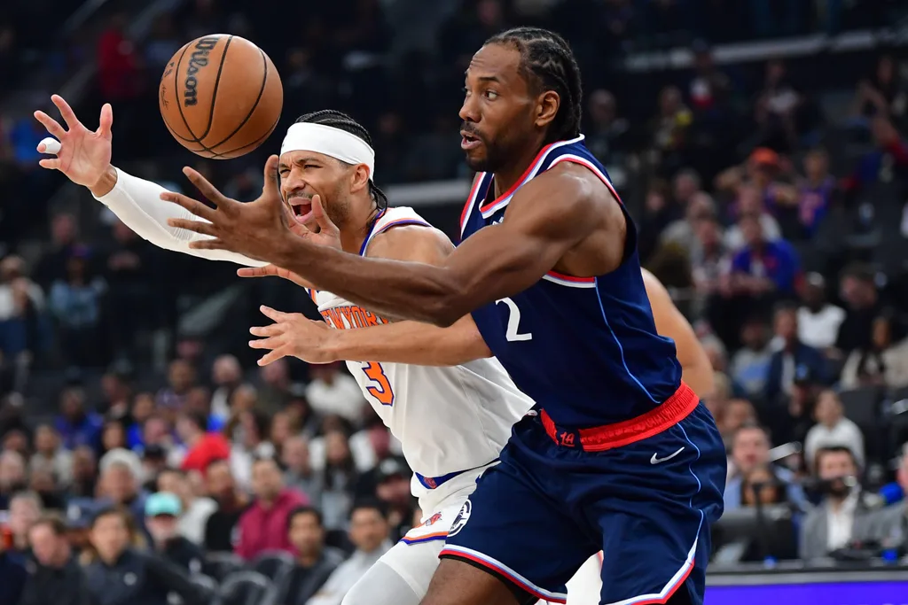 Mar 9, 2026; Inglewood, California, USA; New York Knicks guard Josh Hart (3) loses the ball against Los Angeles Clippers forward Kawhi Leonard (2) during the first half at Intuit Dome. Mandatory Credit: Gary A. Vasquez-Imagn Images