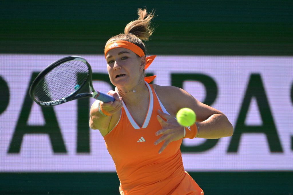 Mar 11, 2026; Indian Wells, CA, USA; Iga Swiatek (POL) hits a shot as she defeated Karolina Muchova (CZE) during the fourth round in the BNP Paribas Open at the Indian Wells Tennis Garden. Mandatory Credit: Jayne Kamin-Oncea-Imagn Images
