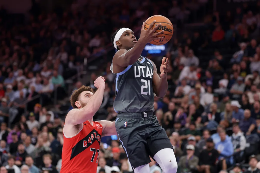 Mar 23, 2026; Salt Lake City, Utah, USA; Utah Jazz guard Bez Mbeng (21) gets past Toronto Raptors forward Jamison Battle (77) and to the basket during the second quarter at Delta Center. Mandatory Credit: Chris Nicoll-Imagn Images