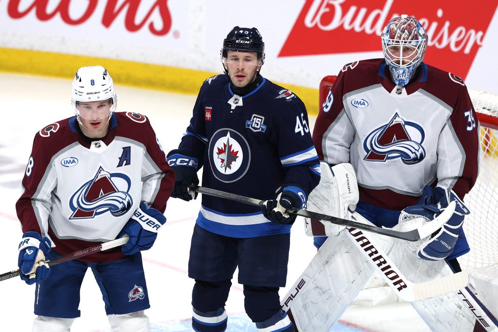 Mar 26, 2026; Winnipeg, Manitoba, CAN; Colorado Avalanche defenseman Cale Makar (8), Winnipeg Jets left wing Cole Koepke (45) and Colorado Avalanche goaltender MacKenzie Blackwood (39) watch a developing play in the third period at Canada Life Centre. Mandatory Credit: James Carey Lauder-Imagn Images