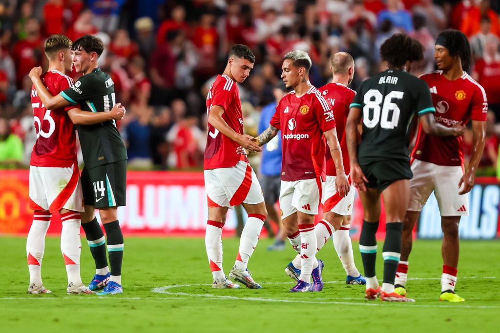 Aug 3, 2024; Columbia, South Carolina, USA;
Liverpool and Manchester United players shake hands following their match at Williams-Brice Stadium. Mandatory Credit: Jeff Blake-Imagn Images