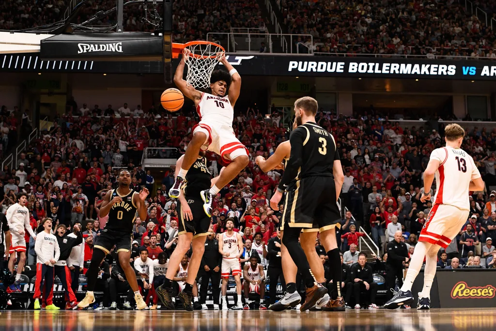 Mar 28, 2026; San Jose, CA, USA; Arizona Wildcats forward Koa Peat (10) dunks against the Purdue Boilermakers in the second half during an Elite Eight game of the West Regional of the men's 2026 NCAA Tournament at SAP Center. Mandatory Credit: Eakin Howard-Imagn Images