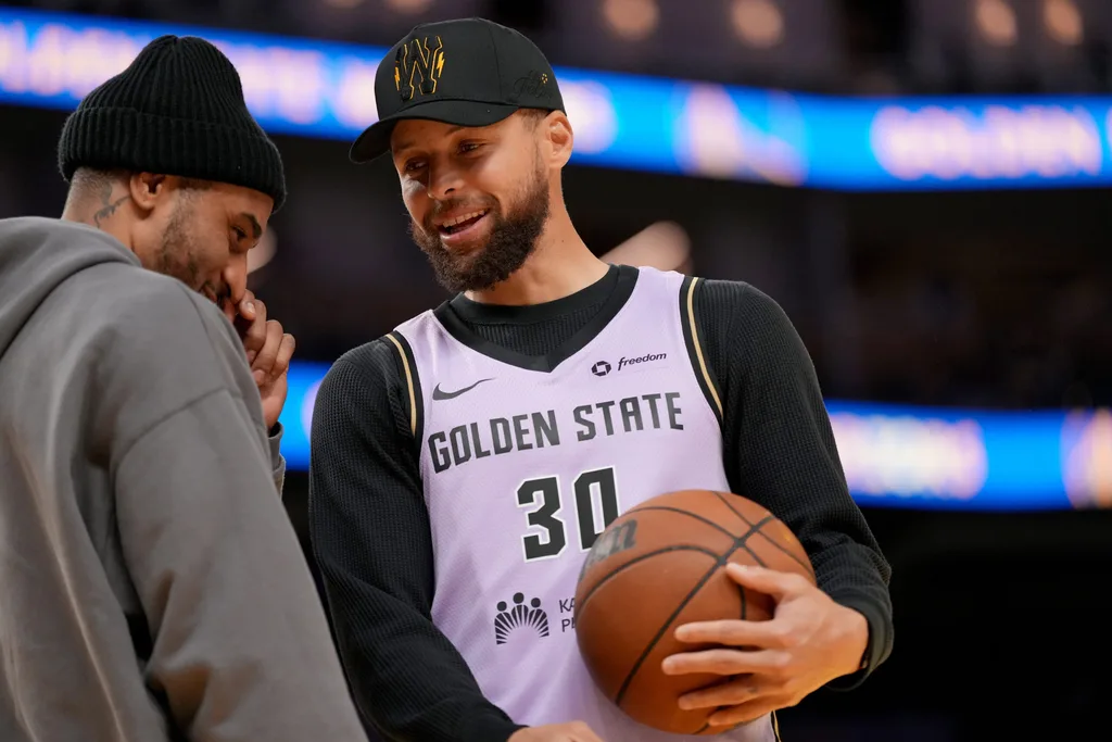 Apr 1, 2026; San Francisco, California, USA; Golden State Warriors guard Stephen Curry (30) talks with guard Gary Payton II (0) during a timeout against the San Antonio Spurs in the fourth quarter at the Chase Center. Mandatory Credit: Cary Edmondson-Imagn Images