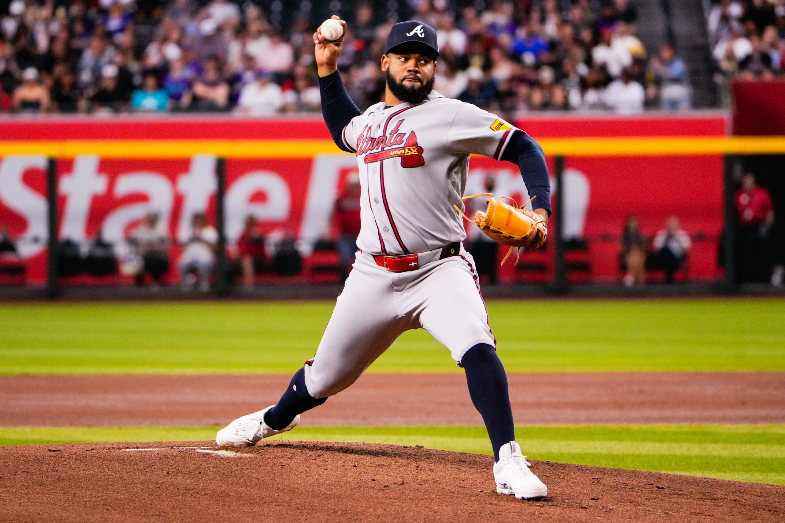 Apr 2, 2026; Phoenix, Arizona, USA; Atlanta Braves pitcher Reynaldo Lopez (40) pitches against the against the Arizona Diamondbacks during the first inning at Chase Field. Mandatory Credit: Arianna Grainey-Imagn Images