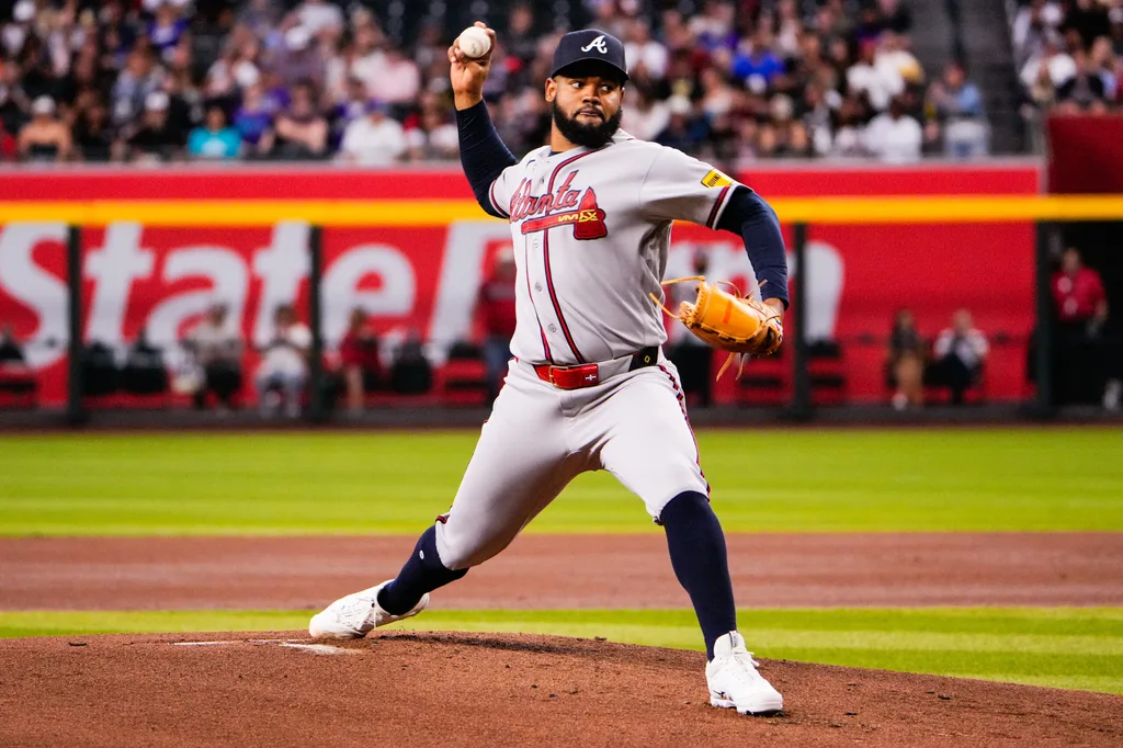 Apr 2, 2026; Phoenix, Arizona, USA; Atlanta Braves pitcher Reynaldo Lopez (40) pitches against the against the Arizona Diamondbacks during the first inning at Chase Field. Mandatory Credit: Arianna Grainey-Imagn Images