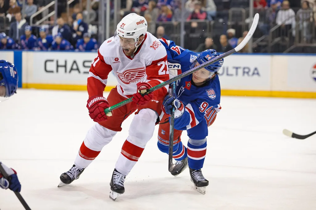 Apr 4, 2026; New York, New York, USA; Detroit Red Wings left wing James van Riemsdyk (21) tries to get past New York Rangers right wing Gabe Perreault (94) during the third period at Madison Square Garden. Mandatory Credit: Danny Wild-Imagn Images