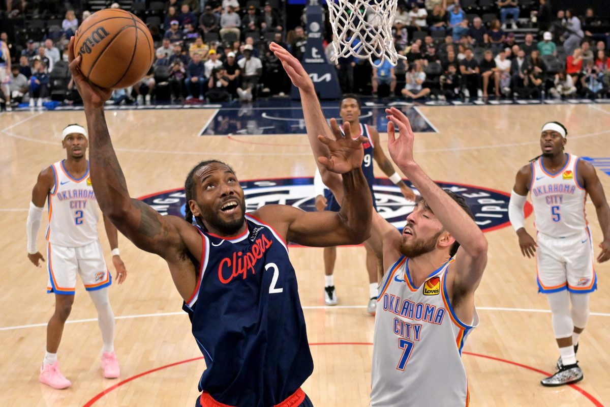 Apr 8, 2026; Inglewood, California, USA; Oklahoma City Thunder center Chet Holmgren (7) defends a shot by Los Angeles Clippers forward Kawhi Leonard (2) in the first half at Intuit Dome. Mandatory Credit: Jayne Kamin-Oncea-Imagn Images