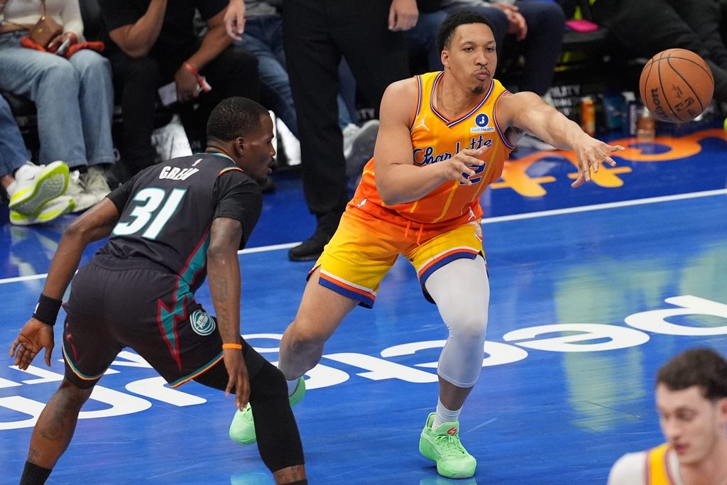 Apr 10, 2026; Charlotte, North Carolina, USA; Charlotte Hornets forward Grant Williams (2) passes the ball against Detroit Pistons guard Javonte Green (31) during the second half at Spectrum Center. Mandatory Credit: Jim Dedmon-Imagn Images