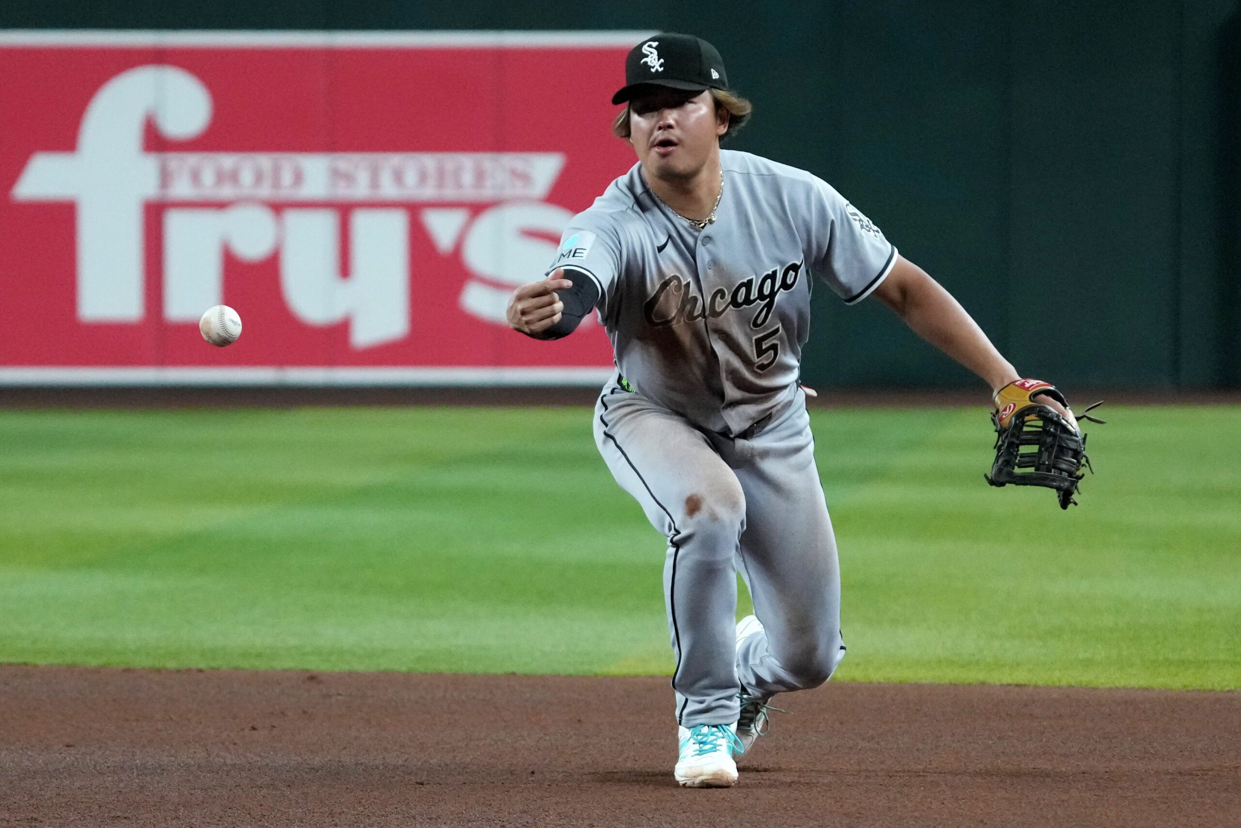 Apr 23, 2026; Phoenix, Arizona, USA; Chicago White Sox third baseman Munetaka Murakami (5) flips the ball for an out against the Arizona Diamondbacks in the fourth inning at Chase Field. Mandatory Credit: Rick Scuteri-Imagn Images