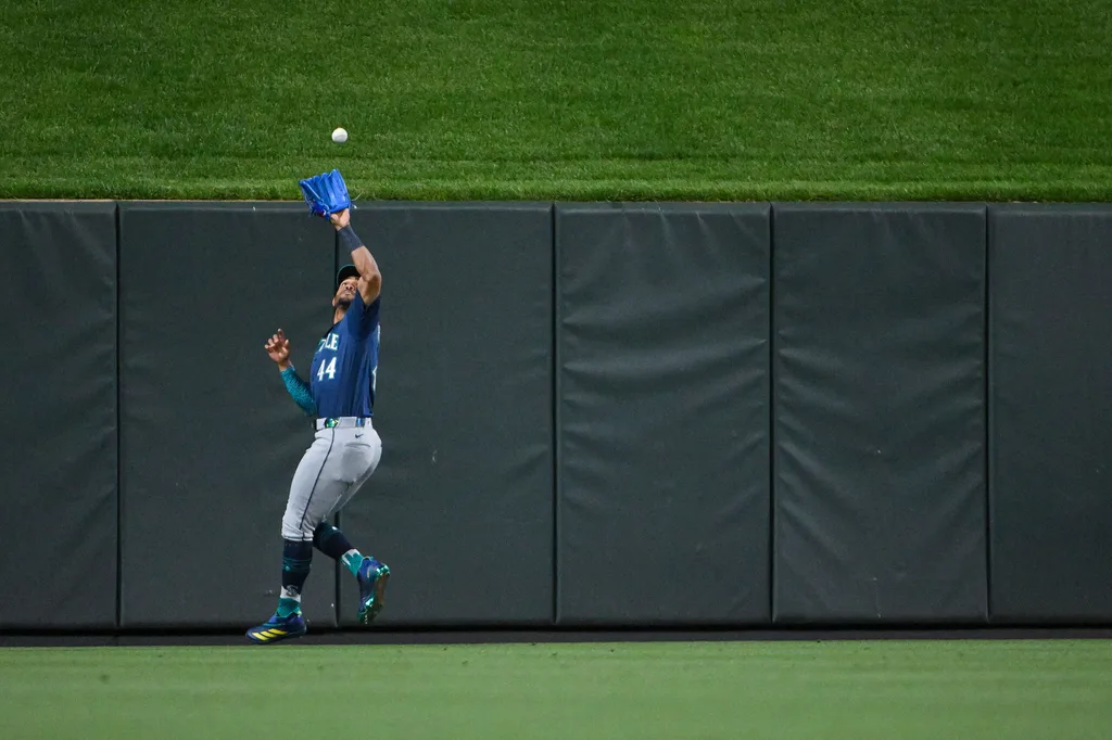 Apr 24, 2026; St. Louis, Missouri, USA; Seattle Mariners center fielder Julio Rodríguez (44) catches a fly ball against the St. Louis Cardinals during the seventh inning at Busch Stadium. Mandatory Credit: Jeff Curry-Imagn Images
